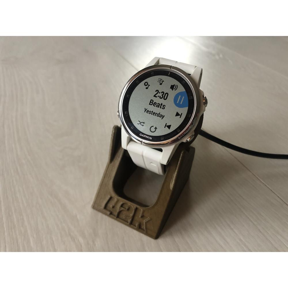 Aranybarna Garmin töltő-tartó